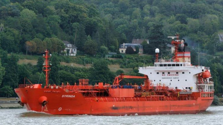 Střela vypálená Húsíi z Jemenu zasáhla v Rudém moři norský tanker, loď vzplála